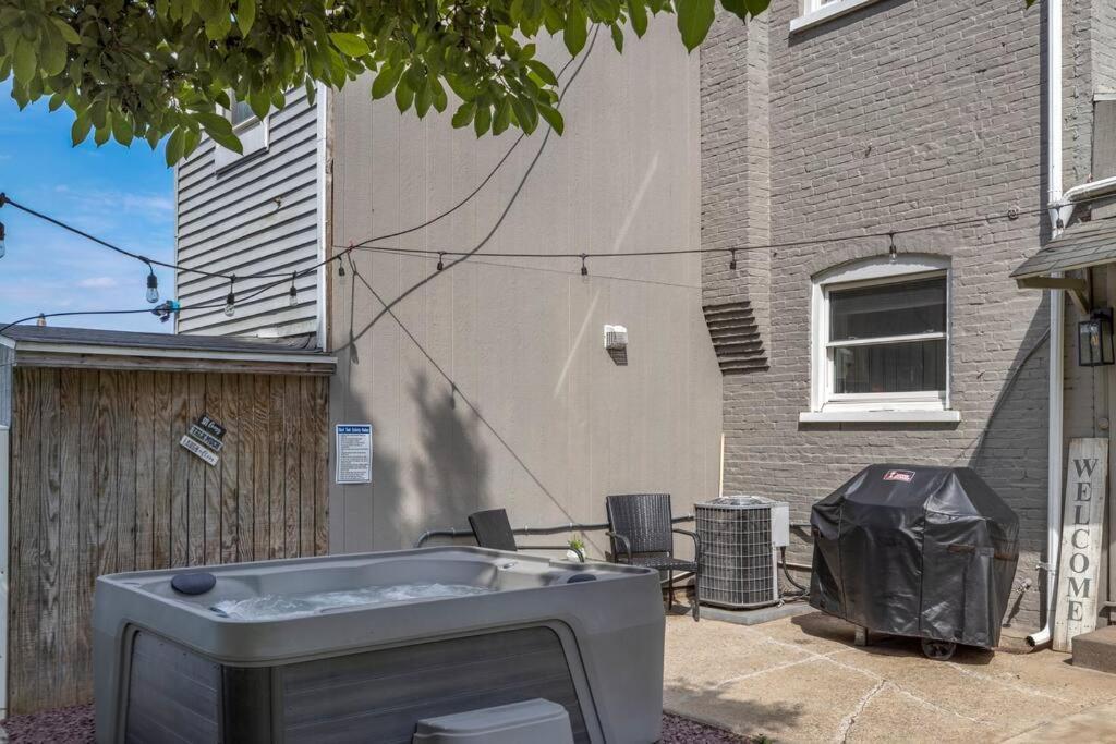 Rare City Home W/ Backyard Fire-Pit & Hottub Lancaster Eksteriør bilde