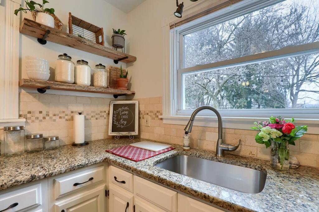 Rare City Home W/ Backyard Fire-Pit & Hottub Lancaster Eksteriør bilde