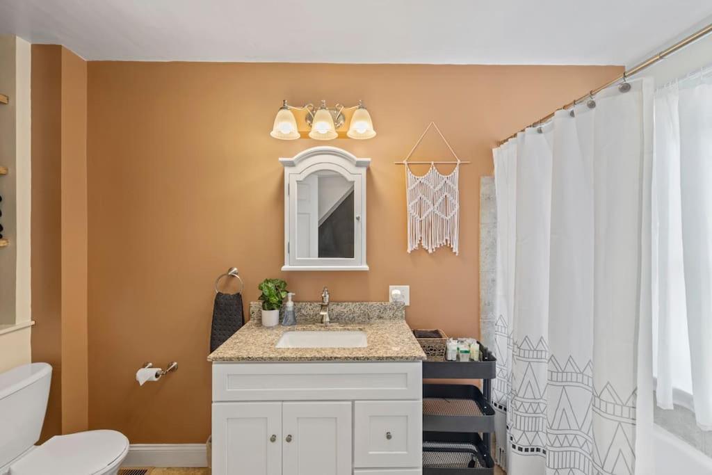 Rare City Home W/ Backyard Fire-Pit & Hottub Lancaster Eksteriør bilde